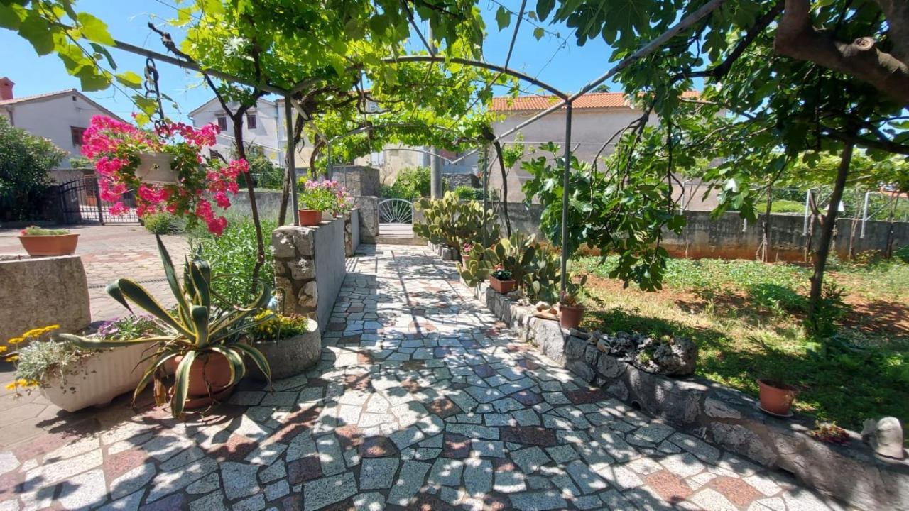 Guest House Tom Malinska Exterior photo